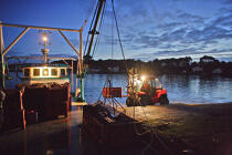 Au petit matin, au chantier, le ponton dragueur est prêt pour le départ. © Philip Plisson / Plisson La Trinité / AA18449 - Nos reportages photos - Trinité-sur-Mer [La]