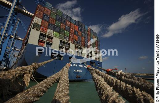 Container ship alongside the quay. - © Philip Plisson / Plisson La Trinité / AA18499 - Photo Galleries - CMA CGM Marco Polo