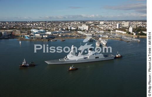Military frigate, Chevalier Paul. - © Philip Plisson / Plisson La Trinité / AA18514 - Photo Galleries - Tug