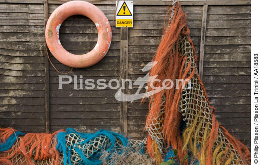 On the dock of porthgain harbor - © Philip Plisson / Plisson La Trinité / AA18583 - Photo Galleries - Life buoy