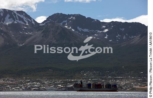 Ushuaia in Patagonia. - © Philip Plisson / Plisson La Trinité / AA18610 - Photo Galleries - Containership