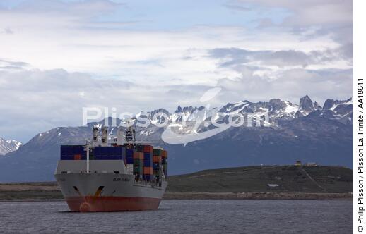 Ushuaia en Patagonie. - © Philip Plisson / Plisson La Trinité / AA18611 - Nos reportages photos - Porte-conteneurs, la démesure