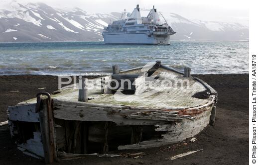 Deception island in Antarctica. - © Philip Plisson / Plisson La Trinité / AA18719 - Photo Galleries - Big Cruises