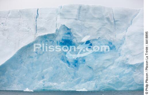 Antarctique. - © Philip Plisson / Plisson La Trinité / AA18895 - Nos reportages photos - Iceberg