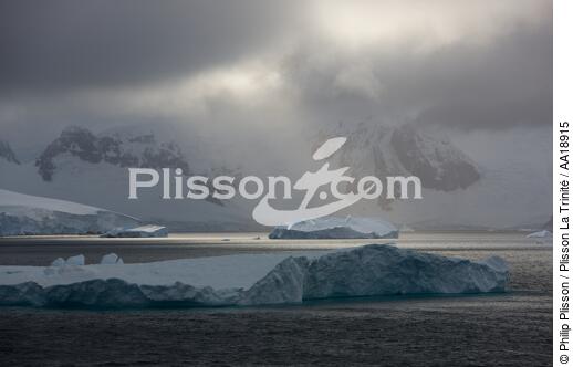 Antarctique. - © Philip Plisson / Plisson La Trinité / AA18915 - Nos reportages photos - Iceberg