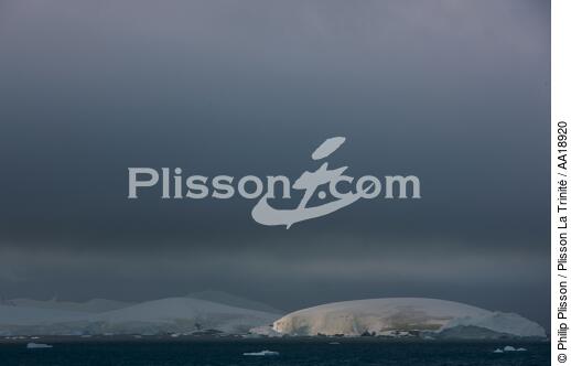 Antarctique. - © Philip Plisson / Plisson La Trinité / AA18920 - Nos reportages photos - Iceberg