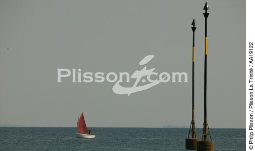 Small sailing boat in front of Chausey. - © Philip Plisson / Plisson La Trinité / AA19122 - Photo Galleries - Cardinal system