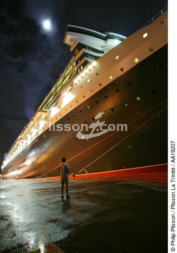 Le Queen Mary 2 à quai à Fort-de-France. - © Philip Plisson / Plisson La Trinité / AA19207 - Nos reportages photos - Antilles [Les]