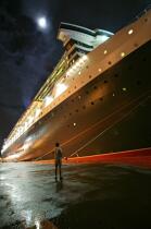 The Queen Mary 2 docked in Fort-de-France. © Philip Plisson / Plisson La Trinité / AA19207 - Photo Galleries - Big Cruises