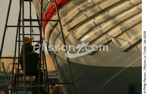 Dans le port d'Essaouira. - © Philip Plisson / Plisson La Trinité / AA19248 - Nos reportages photos - Réparation navale