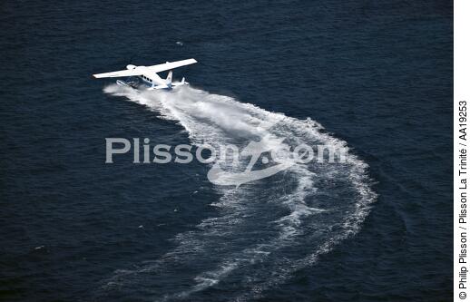 Hydravion sur les côtes de Sardaigne. - © Philip Plisson / Plisson La Trinité / AA19253 - Nos reportages photos - Avion