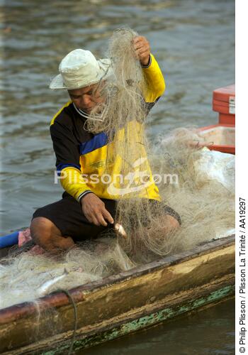 Pêcheur à Bangkok. - © Philip Plisson / Plisson La Trinité / AA19297 - Nos reportages photos - Chao Praya