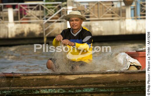 Pêcheur à Bangkok. - © Philip Plisson / Plisson La Trinité / AA19298 - Nos reportages photos - Pêcheur