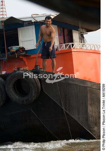 Dans le port de Bangkok. - © Philip Plisson / Plisson La Trinité / AA19299 - Nos reportages photos - Homme