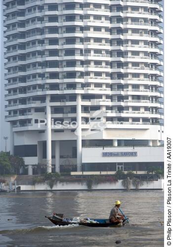 Dans le port de Bangkok. - © Philip Plisson / Plisson La Trinité / AA19307 - Nos reportages photos - Immeuble