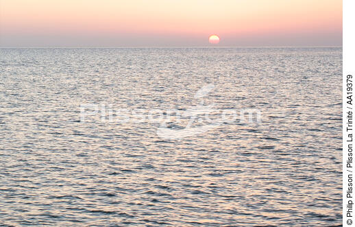 Coucher de soleil sur la Mer Rouge. - © Philip Plisson / Plisson La Trinité / AA19379 - Nos reportages photos - Coucher de soleil