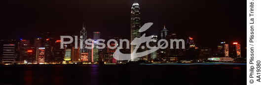 Hong Kong by night. - © Philip Plisson / Plisson La Trinité / AA19380 - Photo Galleries - Hong Kong, a city of contrasts