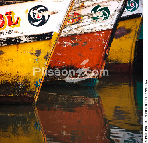 Bows in the port of Cochin. - © Philip Plisson / Plisson La Trinité / AA19437 - Photo Galleries - Inshore Fishing in Kerala, India