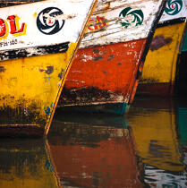 Bows in the port of Cochin. © Philip Plisson / Plisson La Trinité / AA19437 - Photo Galleries - Inshore Fishing in Kerala, India