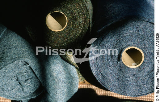 Production tweed weaves in northern Harris - © Philip Plisson / Plisson La Trinité / AA19529 - Photo Galleries - Fabric