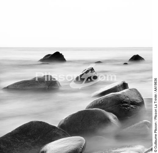 Rochers. - © Guillaume Plisson / Plisson La Trinité / AA19836 - Nos reportages photos - Déco Marine