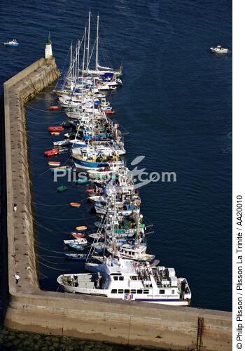 Boats in the port of Houat. - © Philip Plisson / Plisson La Trinité / AA20010 - Photo Galleries - Small boat