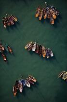 Barques mouillées à Port-Blanc pendant la Semaine du Golfe. © Philip Plisson / Plisson La Trinité / AA20132 - Nos reportages photos - Port Blanc (Morbihan)