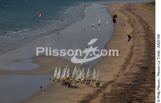 Chars à voiles et kitesurfs sur une plage de la Presqu'Ile de Quiberon. - © Philip Plisson / Plisson La Trinité / AA20169 - Nos reportages photos - Char à voile