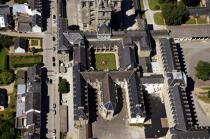 Basilique de Saint-Anne-d'Auray et cloitre. © Philip Plisson / Plisson La Trinité / AA20219 - Nos reportages photos - Cloître