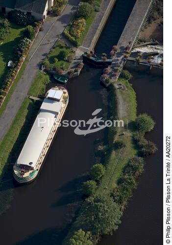 Barge in the lock of Polvern on the river Blavet, Hennebont. - © Philip Plisson / Plisson La Trinité / AA20272 - Photo Galleries - River navigation