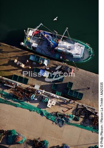 Bâteau de pêche au ponton,Port-maria. - © Philip Plisson / Plisson La Trinité / AA20335 - Nos reportages photos - Pêcheur