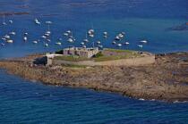 Le Fort Bloqué sur l'ile de Keragan. © Philip Plisson / Plisson La Trinité / AA20361 - Nos reportages photos - Fort-Bloqué