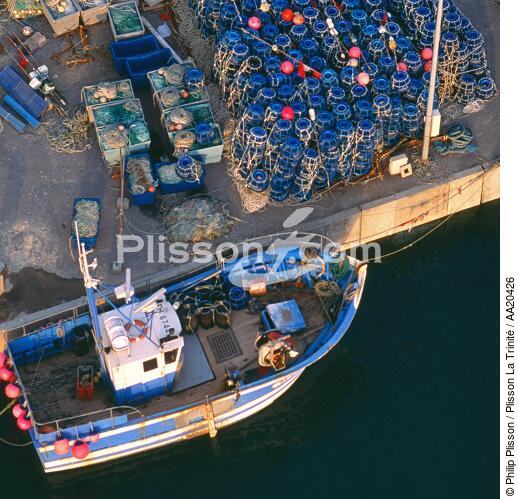 Bateau de pêche sur l'île de Batz. - © Philip Plisson / Plisson La Trinité / AA20426 - Nos reportages photos - Quai