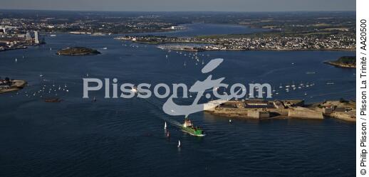 The citadel of Port Louis and the bay of Lorient. - © Philip Plisson / Plisson La Trinité / AA20500 - Photo Galleries - La rade de Lorient