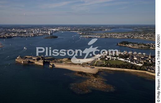 La citadelle de Port-Louis et la rade de Lorient au fond. - © Philip Plisson / Plisson La Trinité / AA20501 - Nos reportages photos - Port-Louis