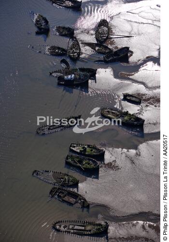 Wrecks. - © Philip Plisson / Plisson La Trinité / AA20517 - Photo Galleries - Boat graveyard