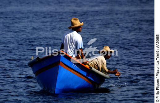 Pêcheurs sur les côtes martiniquaises. - © Philip Plisson / Plisson La Trinité / AA20685 - Nos reportages photos - Pêcheur du monde