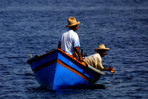 Fishermen on the Martinique coast. © Philip Plisson / Plisson La Trinité / AA20685 - Photo Galleries - Small boat