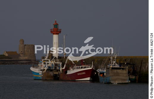 St Vaast et Tatihou au fond. - © Philip Plisson / Plisson La Trinité / AA21124 - Nos reportages photos - Feu de port