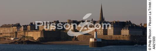 Saint-Malo. - © Philip Plisson / Plisson La Trinité / AA21500 - Nos reportages photos - Môle des Noires [Le]