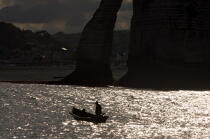 Pêcheurs à Etretat. © Philip Plisson / Plisson La Trinité / AA21620 - Nos reportages photos - Du Tréport à l'estuaire de la Seine