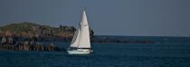 Sailboat in Chausey. © Philip Plisson / Plisson La Trinité / AA21756 - Photo Galleries - The Mont-Saint-Michel Bay and Chausey