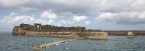 Le fort de l'île Pelée devant Cherbourg. © Philip Plisson / Plisson La Trinité / AA21814 - Nos reportages photos - Fort de l'île Pelée