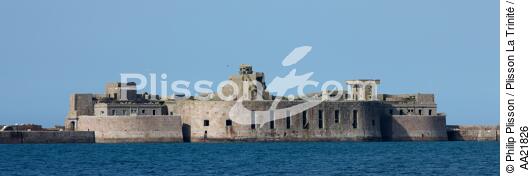 Le fort Central in front of Cherbourg. - © Philip Plisson / Plisson La Trinité / AA21826 - Photo Galleries - From Barfleur to Granville