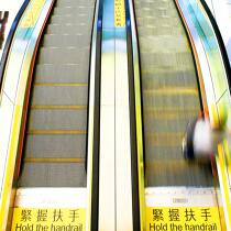 Watch your step. © Guillaume Plisson / Plisson La Trinité / AA21902 - Nos reportages photos - Hong Kong, ville de contrastes