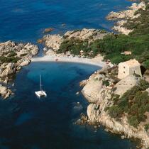 Crique en Corse. © Philip Plisson / Plisson La Trinité / AA21970 - Nos reportages photos - Catamaran de croisière