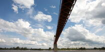 Sous le pont de Tancarville. © Philip Plisson / Plisson La Trinité / AA22070 - Nos reportages photos - Pont de Tancarville