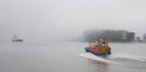 Mist on the River Seine. © Philip Plisson / Plisson La Trinité / AA22085 - Photo Galleries - Pilot boat
