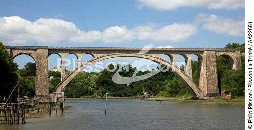Lessard Bridge on the River Rance. - © Philip Plisson / Plisson La Trinité / AA22681 - Photo Galleries - Rance [The]