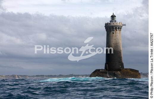 Le phare du Four. - © Philip Plisson / Plisson La Trinité / AA22767 - Nos reportages photos - Ciel gris